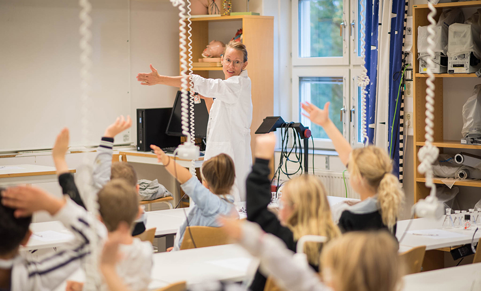 Ida Svanedal, forskare på Mittuniversitetet, tog emot elever i åk. 2 under ForskarFredag