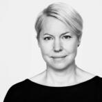 Svarta skor framför två pilar på en väg som symboliserar ett vägval