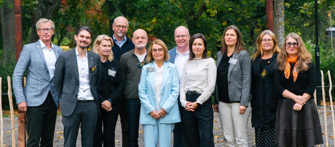 Vetenskap och Allmänhets styrelsemedlemmar uppställda på rad utomhus för ett foto