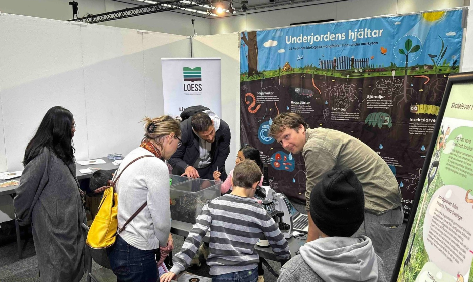 JordforskarenTord Ranheim Sveen från Sveriges Lantbruksuniversitet from the Swedish (SLU) berättar om mikrolivet i jorden för besökare på SciFest in Uppsala. Foto: Kjell Bolmgren